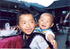 子守する男の子
